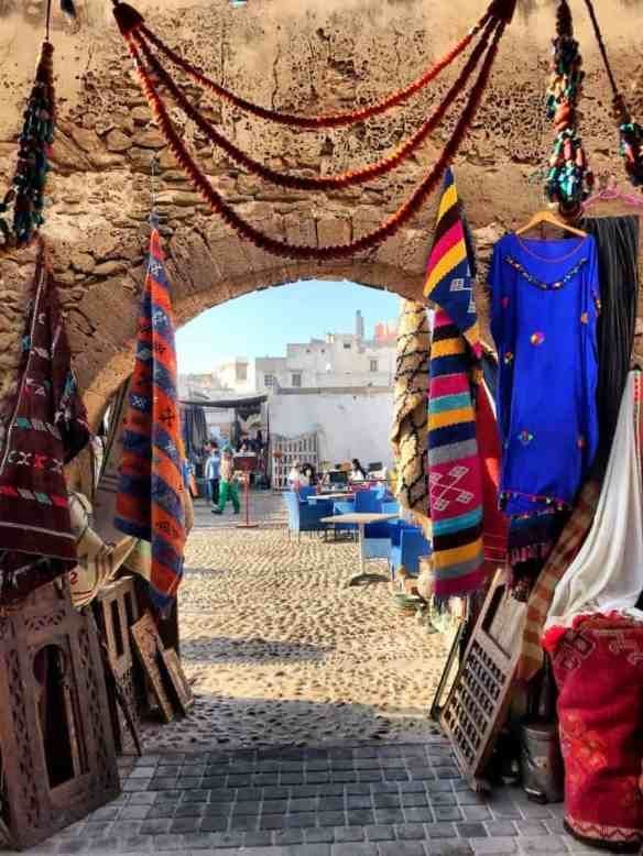 La medina colore par l'artisanat local a Essaouira Maroc